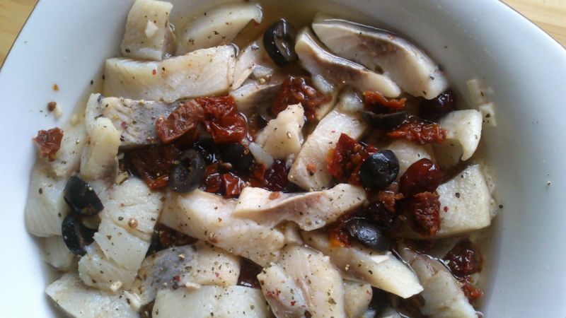 Śledzie z suszonymi pomidorami i oliwkami