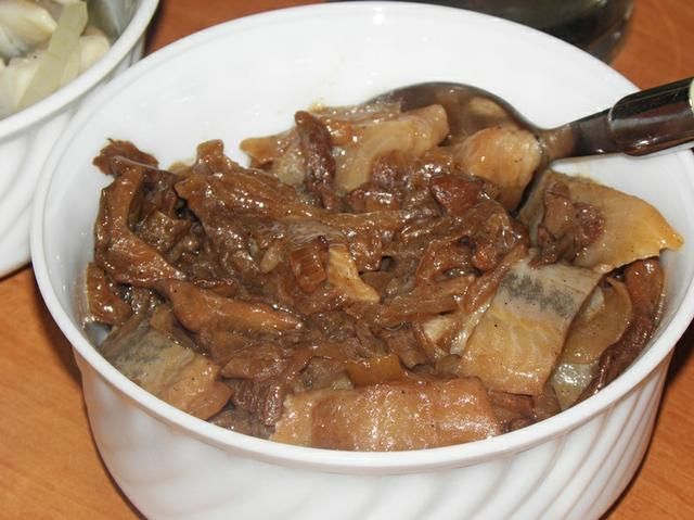 Śledzie z suszonymi prawdziwkami.