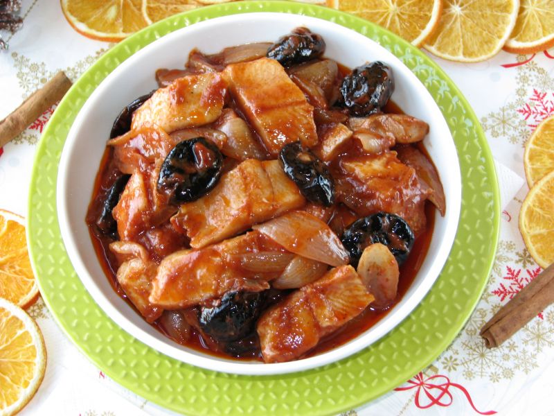 Śledzie z suszonymi śliwkami i cynamonem Śledzie z suszonymi śliwkami i cynamonem
