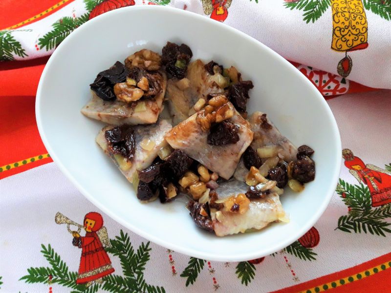 Śledzie z suszonymi śliwkami i orzechami Śledzie z suszonymi śliwkami i orzechami