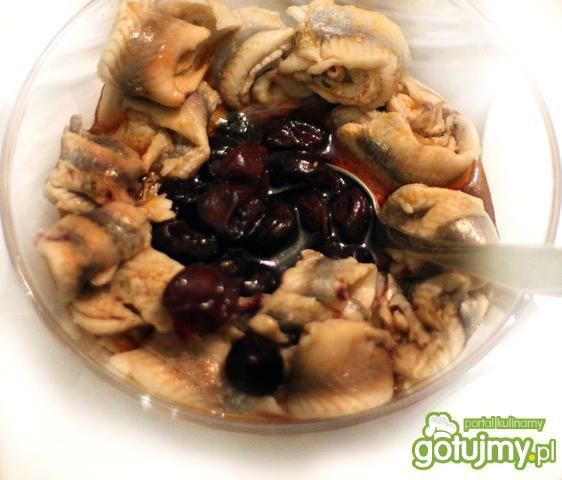 Śledzie z suszonymi wisniami Śledzie z suszonymi wisniami
