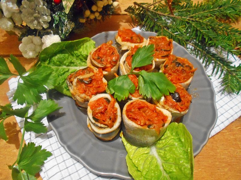 Śledzie z warzywami i suszonymi śliwkami