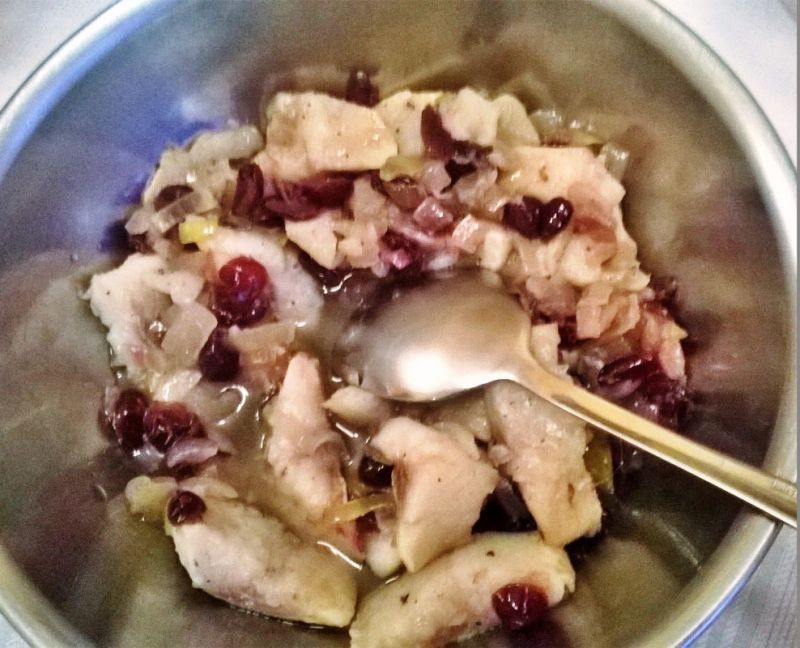 Śledzie z żurawiną i czerwoną cebulą