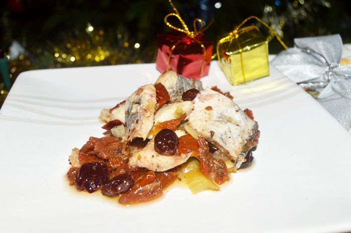 Śledzie z żurawiną i suszonymi pomidorami Śledzie z żurawiną i suszonymi pomidorami