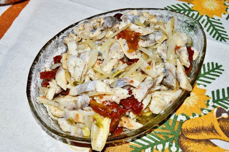 Śledzie z żurawiną,suszonymi pomidorami i pestkami