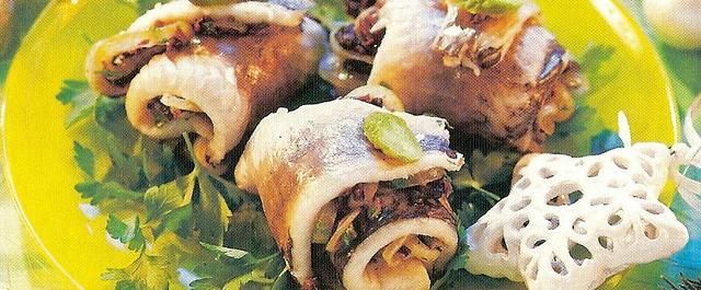 Śledzie zawijane z farszem grzybowym