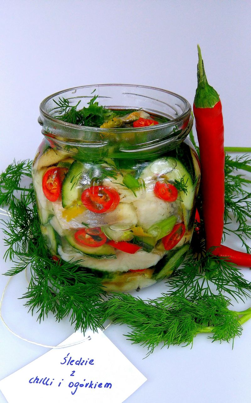 Śledzie ze świeżym ogórkiem i chilli Śledzie ze świeżym ogórkiem i chilli