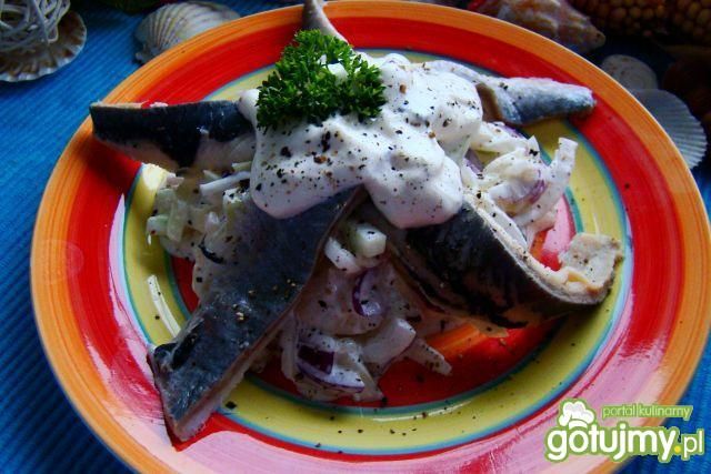 Śledzik na sałatce cebulowej  Śledzik na sałatce cebulowej