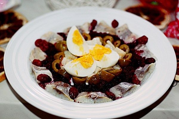 Śledzik na szybko z oliwkami zielonymi