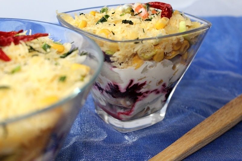 Śledzik pod pierzynką - sałatka warstwowa  Śledzik pod pierzynką - sałatka warstwowa