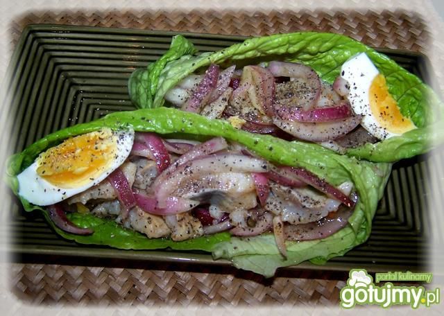 Śledzik z jałowcem na sałacie rzymskiej