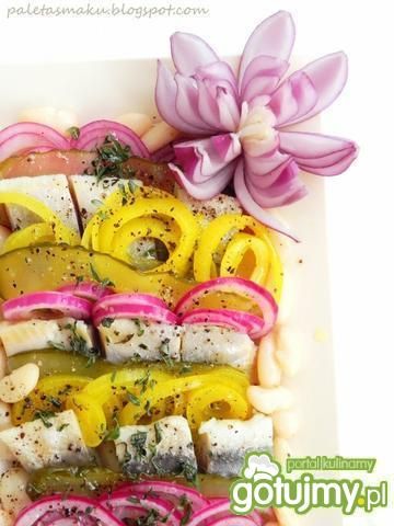 Śledzik z kolorową cebulą i fasolą