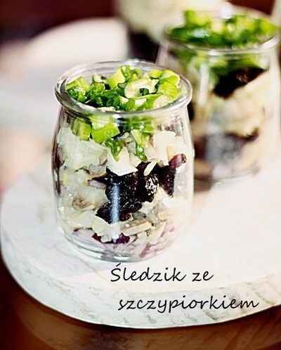 Śledzik ze szczypiorkiem i śliwką suszoną Śledzik ze szczypiorkiem i śliwką suszoną