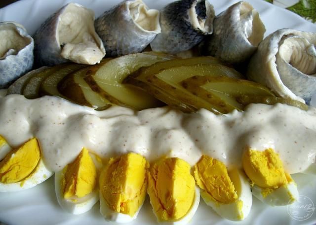 Śledziki i jajeczka z sosem