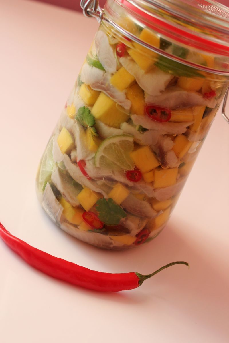 Śledziki z mango, limonką, kolendrą i papryczką