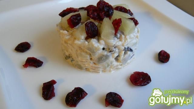 Śledziowa sałatka z ananasem i żurawiną