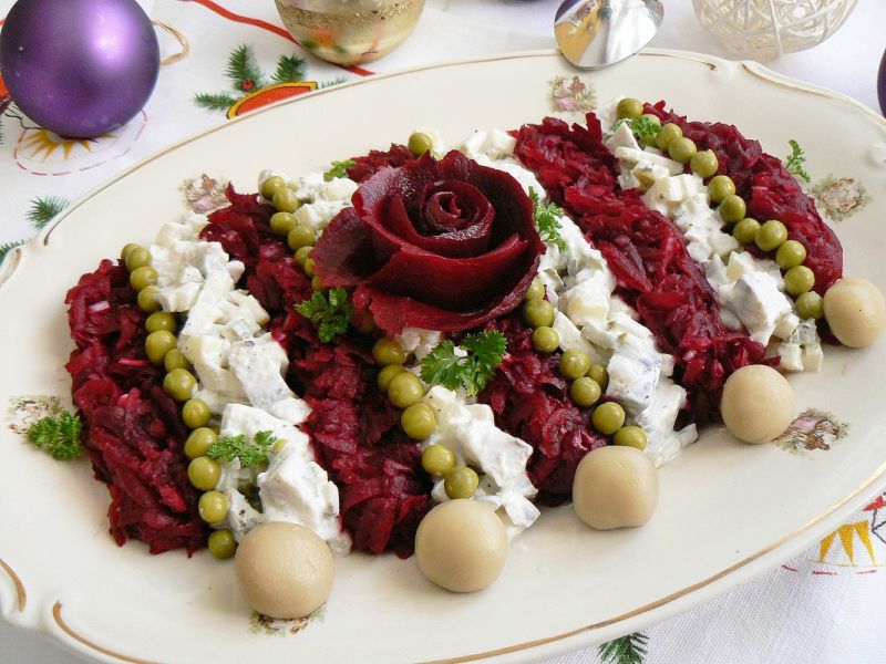 Śledziowa sałatka z pieczonym burakiem  Śledziowa sałatka z pieczonym burakiem