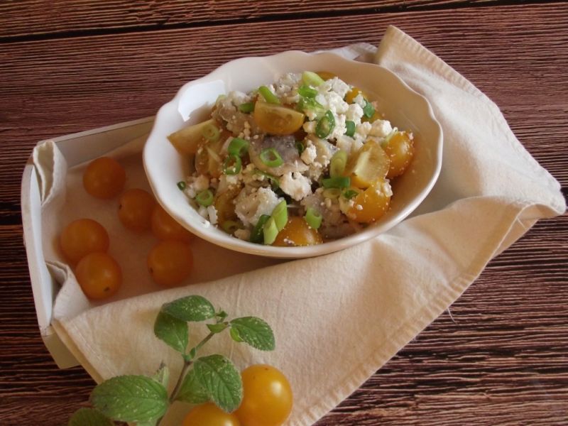 Śledziowa sałatka z żółtymi pomidorami i twarogiem