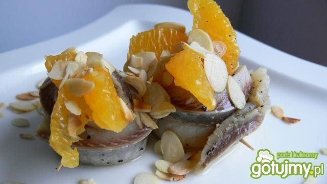 Śledziowe rolmopsy z pomarańczą Śledziowe rolmopsy z pomarańczą