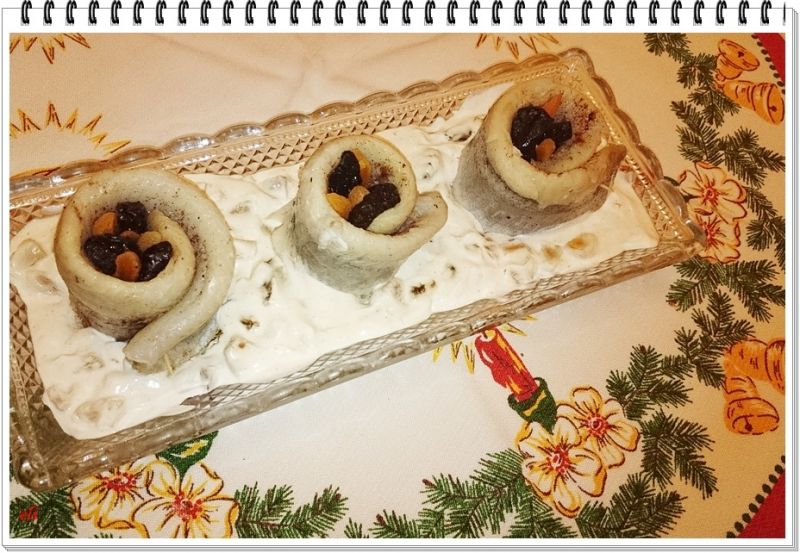 Śledziowe zawijasy Eli z suszonymi owocami