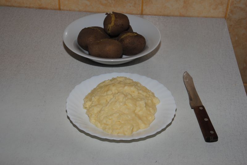 Ślepe jajko z ziemniakami w mundurkach 