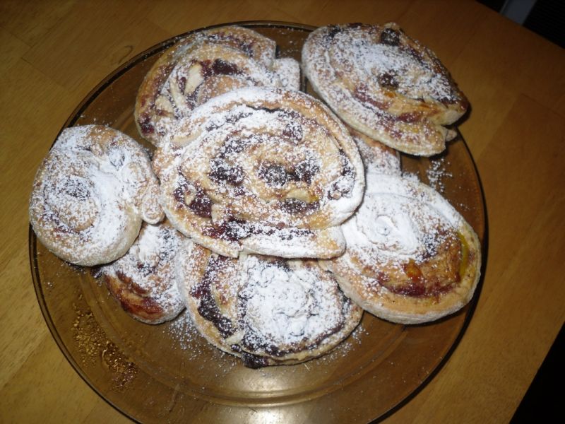 Ślimaczki drożdżowe z bakaliami i marmoladą