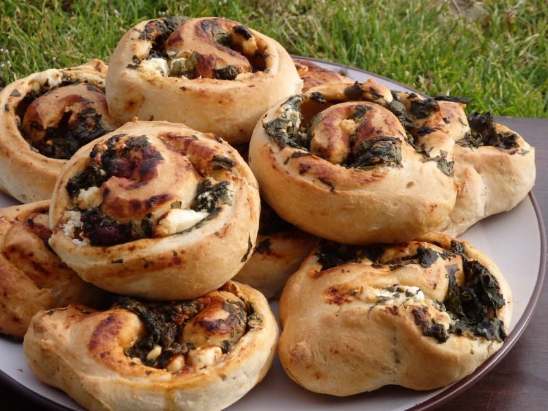 Ślimaczki drożdżowe ze szpinakiem