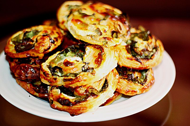 Ślimaczki z ciasta francuskiego, szpinaku..