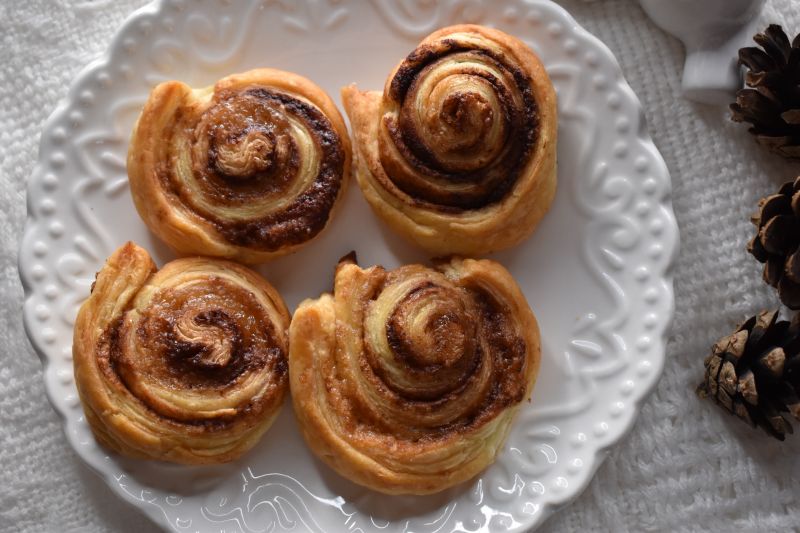 Ślimaczki z ciasta francuskiego z cynamonem