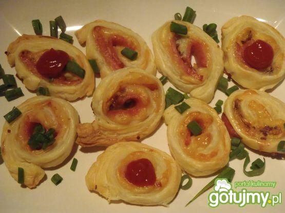 Ślimaczki z ciasta francuskiego z serem Ślimaczki z ciasta francuskiego z serem