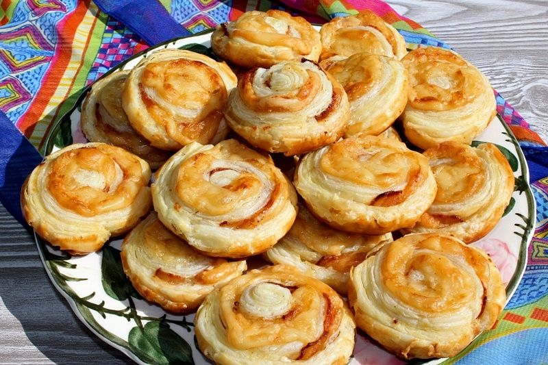 Ślimaczki z ciasta francuskiego z serem i boczkiem Ślimaczki z ciasta francuskiego z serem i boczkiem