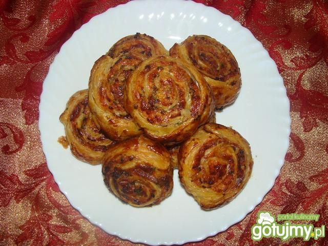 Ślimaczki z ciasta francuskiego z szynką
