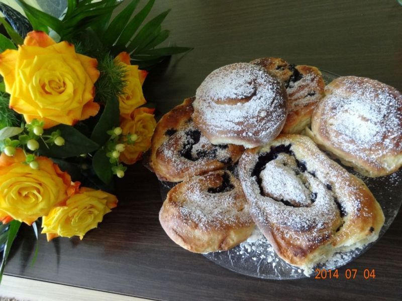 Ślimaczki z jagodami i serkiem mascarpone Ślimaczki z jagodami i serkiem mascarpone