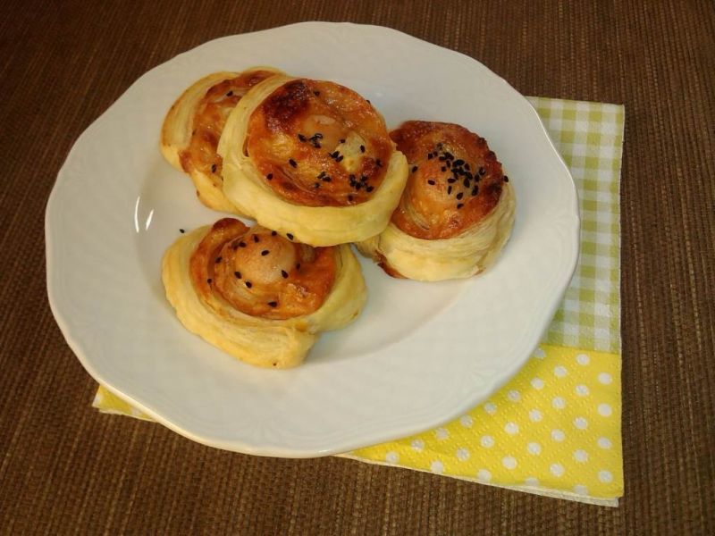 Ślimaczki z mozzarellą pod czarnuszką  Ślimaczki z mozzarellą pod czarnuszką