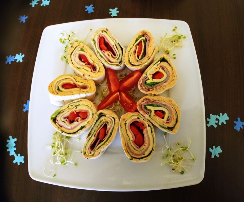 Ślimaczki z tortilli z serem, szynką i warzywami Ślimaczki z tortilli z serem, szynką i warzywami