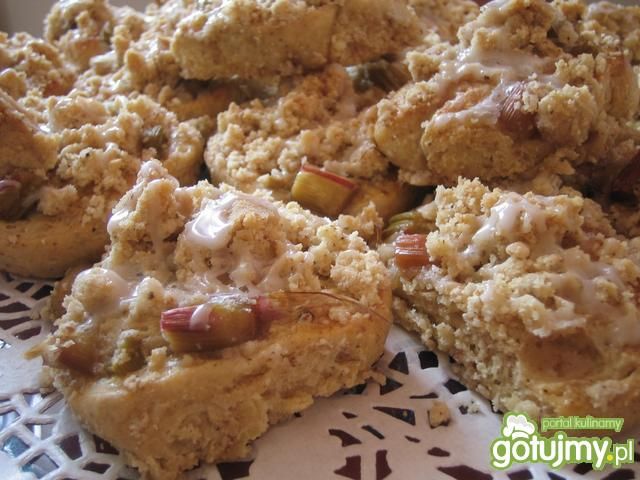 Slimaki drozdzowe z rabarbarem