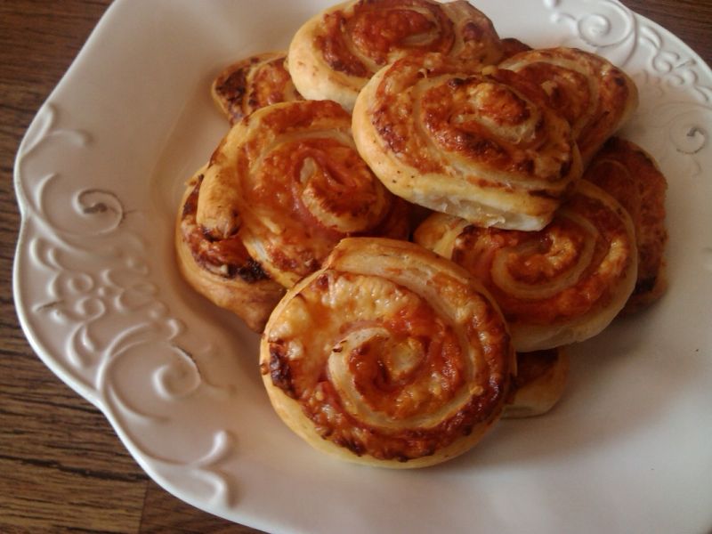 Ślimaki z ciasta francuskiego z serem gouda