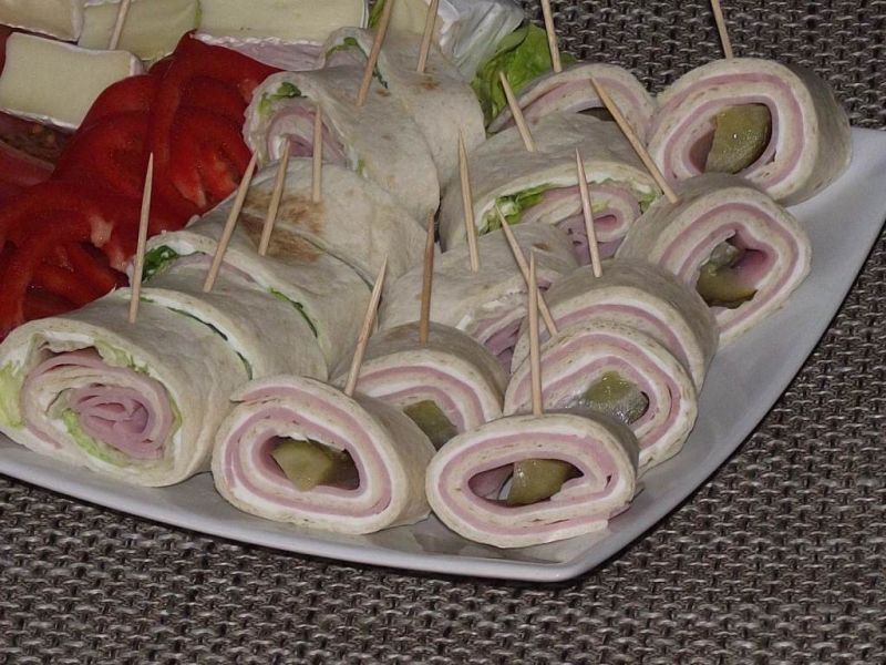 Ślimaki z tortilli z ogórkiem konserwowym