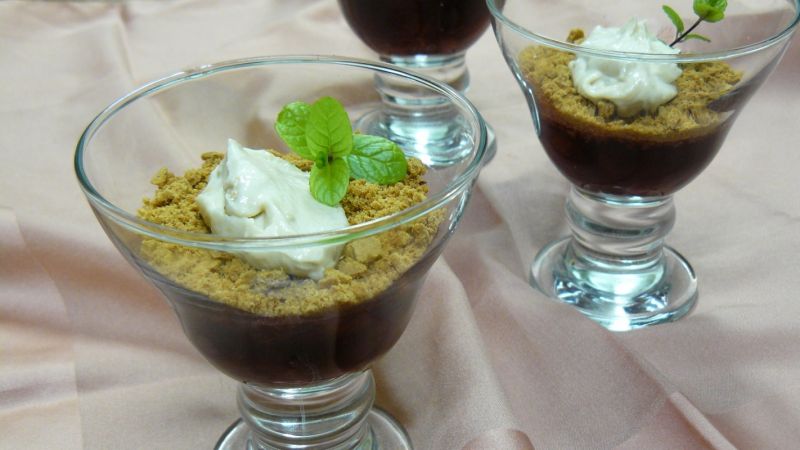 Śliwki duszone w wiśniówce z serkiem i chałwą