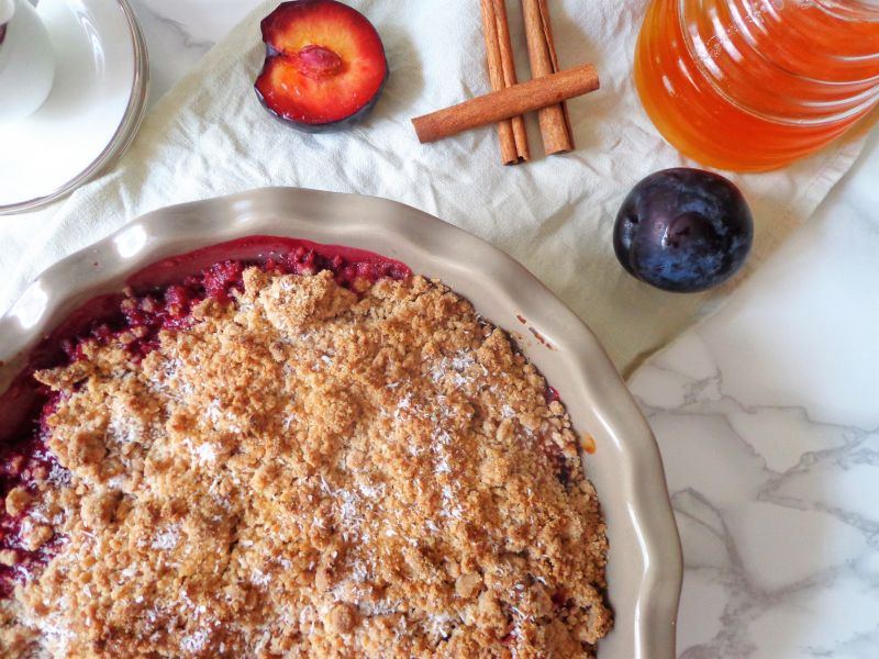 Śliwki pod kokosowo-migdałową kruszonką