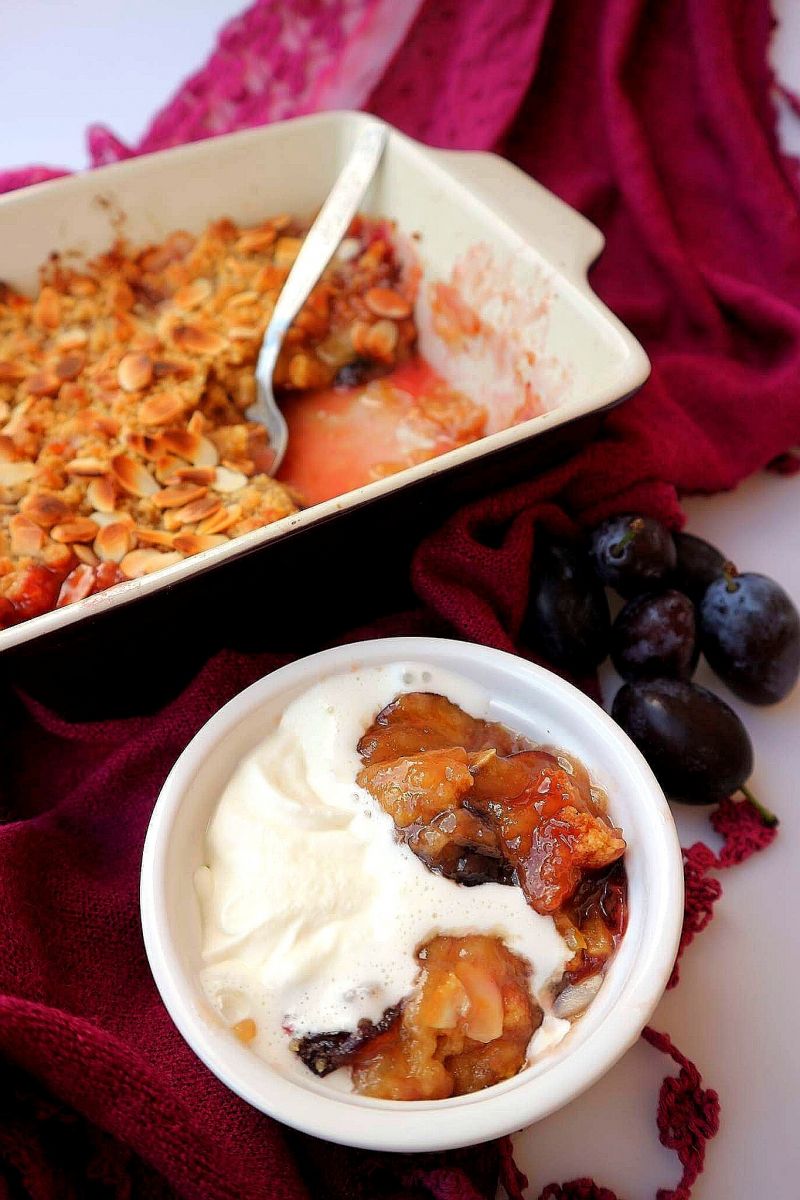 Śliwki pod maślaną kruszonką z migdałami  Śliwki pod maślaną kruszonką z migdałami