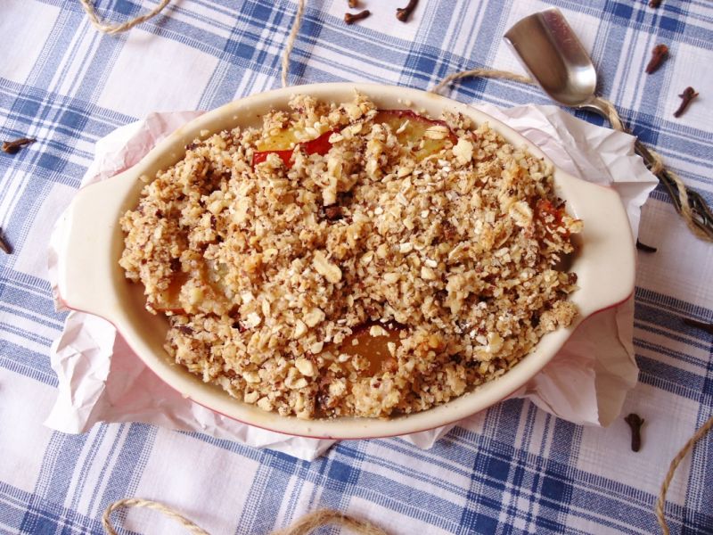 Przepis Śliwki pod orzechowoowsianą kruszonką (crumble) przepis