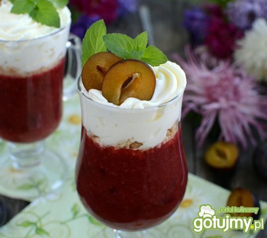 Śliwki pod śmietankową czapeczką