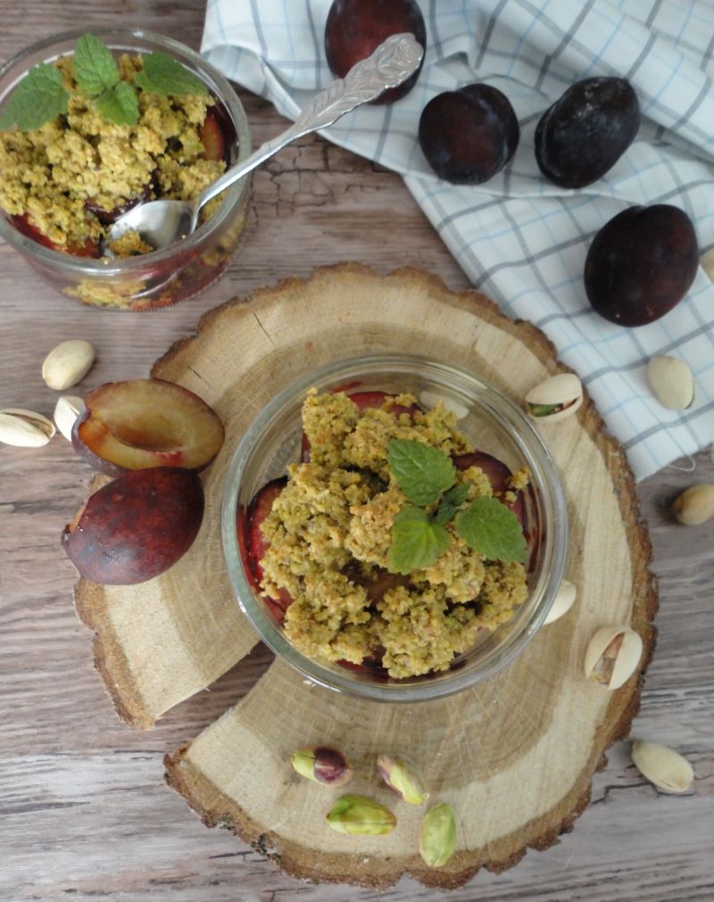 Śliwki zapiekane pod pistacjową kruszonką
