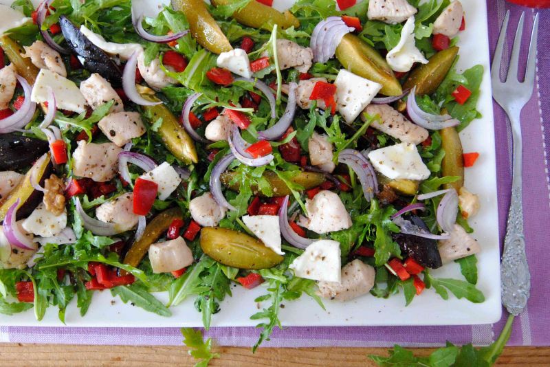 Śliwkowa sałatka z rukolą