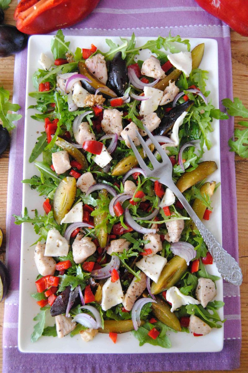 Śliwkowa sałatka z rukolą