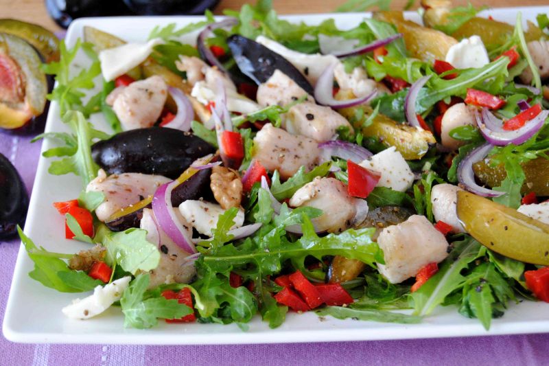 Śliwkowa sałatka z rukolą