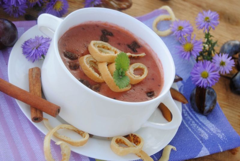 Śliwkowa zupa z naleśnikiem  Śliwkowa zupa z naleśnikiem