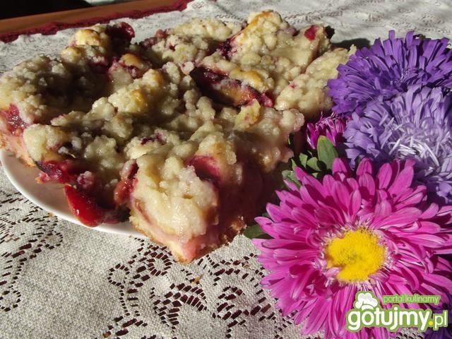 Śliwkowiec na maślance z kruszonką