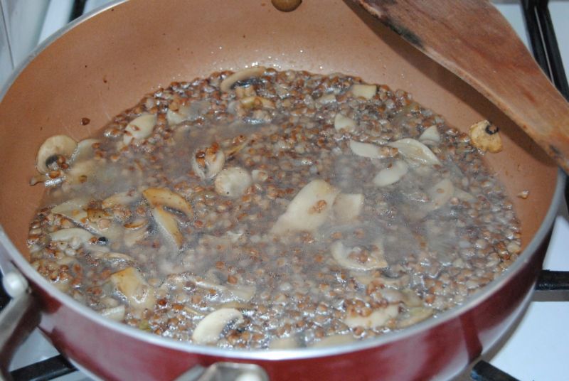 Śliwkowo-drobiowe falbanki z sosem gryczanym